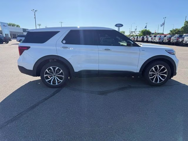 2022 Star White Metallic Tri-Coat Ford Explorer ST-Line 4X4 SUV