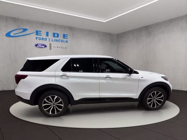 2022 Star White Metallic Tri-Coat Ford Explorer ST-Line 4X4 SUV