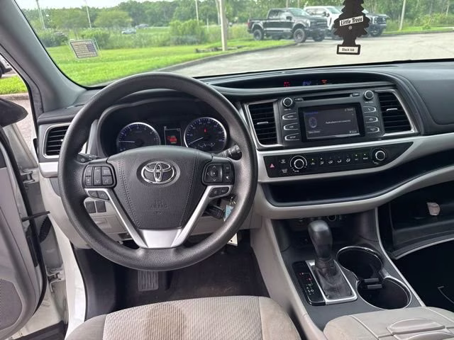 2019 Blizzard Pearl Toyota Highlander LE FWD SUV