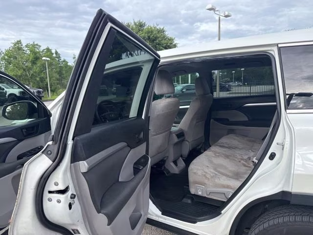 2019 Blizzard Pearl Toyota Highlander LE FWD SUV