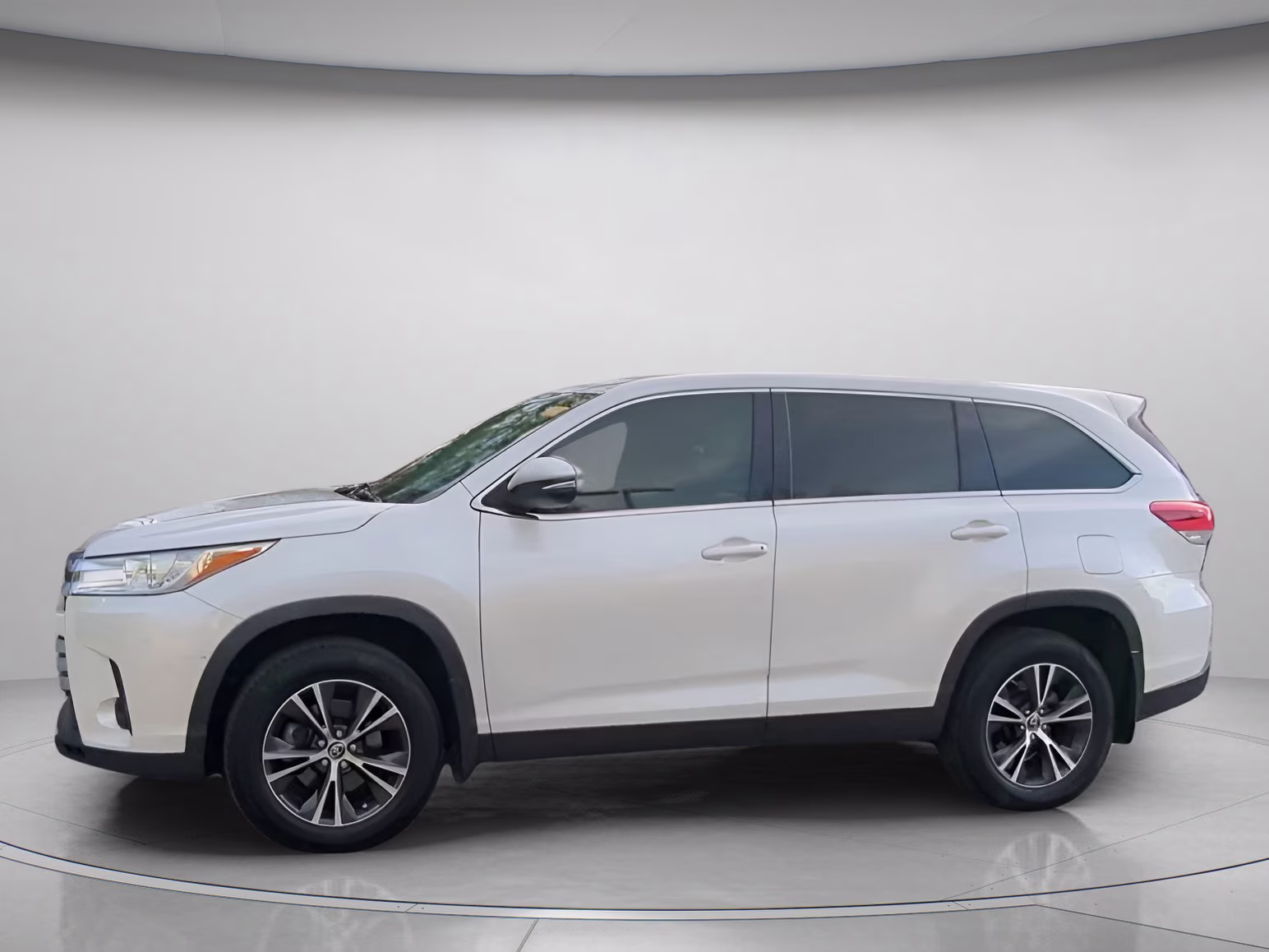 2019 Blizzard Pearl Toyota Highlander LE FWD SUV