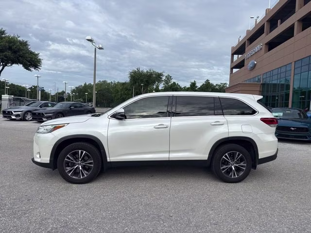 2019 Blizzard Pearl Toyota Highlander LE FWD SUV