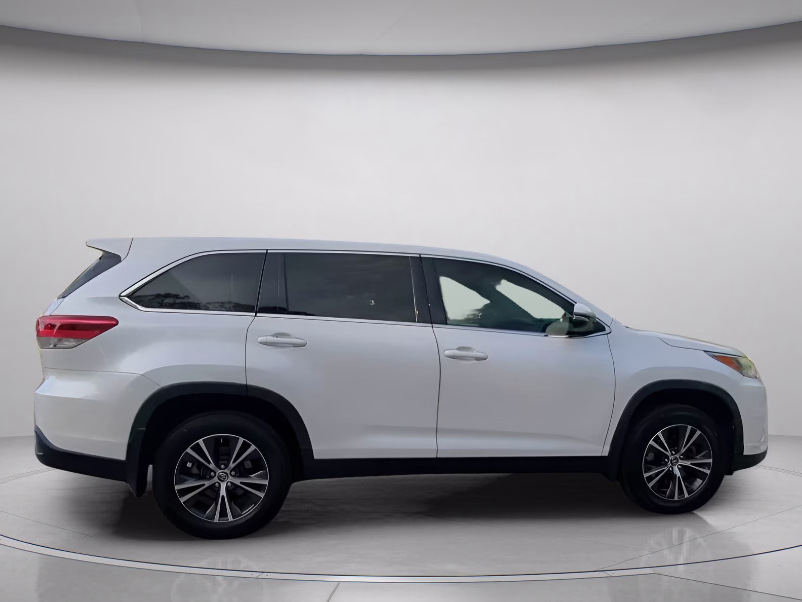 2019 Blizzard Pearl Toyota Highlander LE FWD SUV