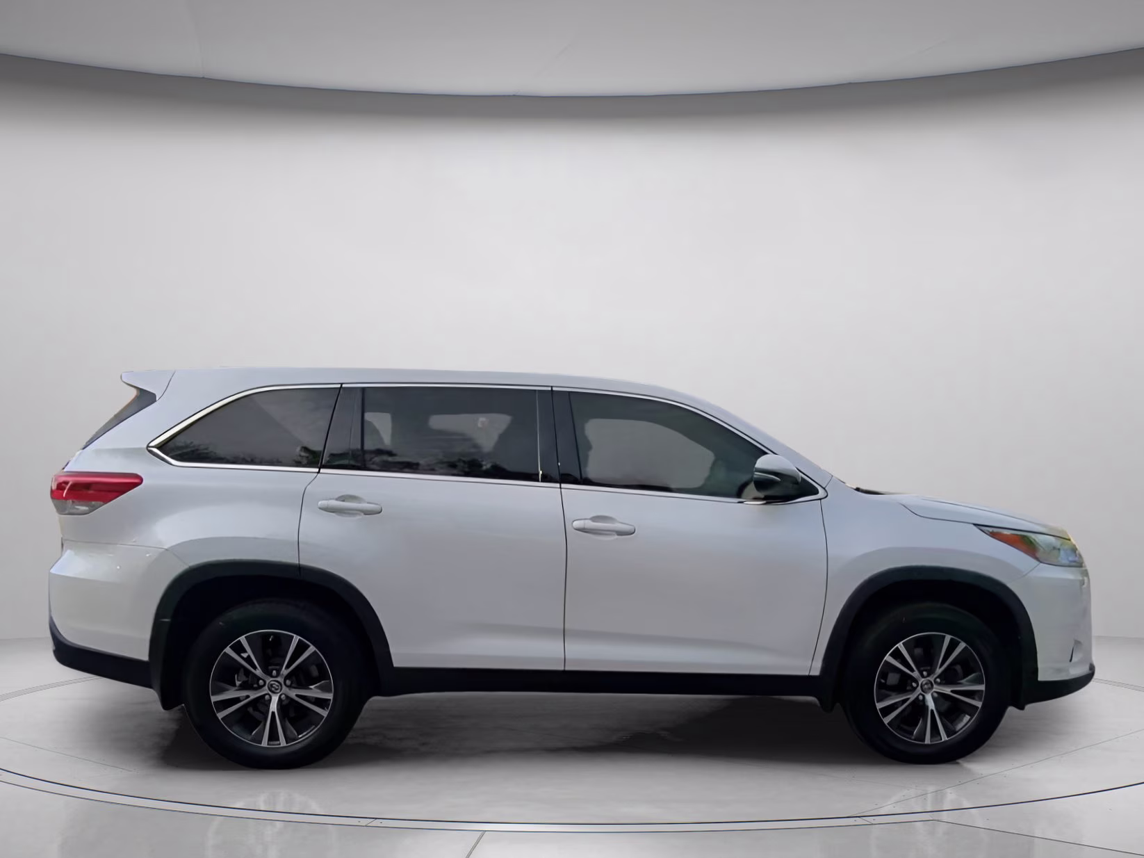 2019 Blizzard Pearl Toyota Highlander LE FWD SUV