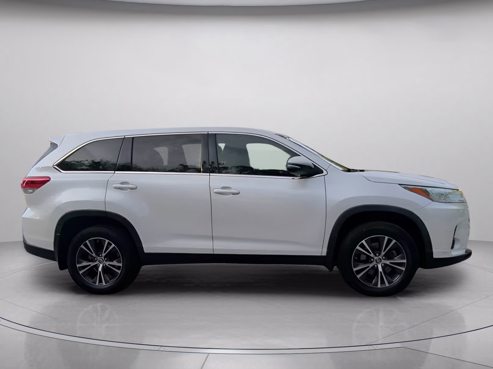 2019 Blizzard Pearl Toyota Highlander LE FWD SUV