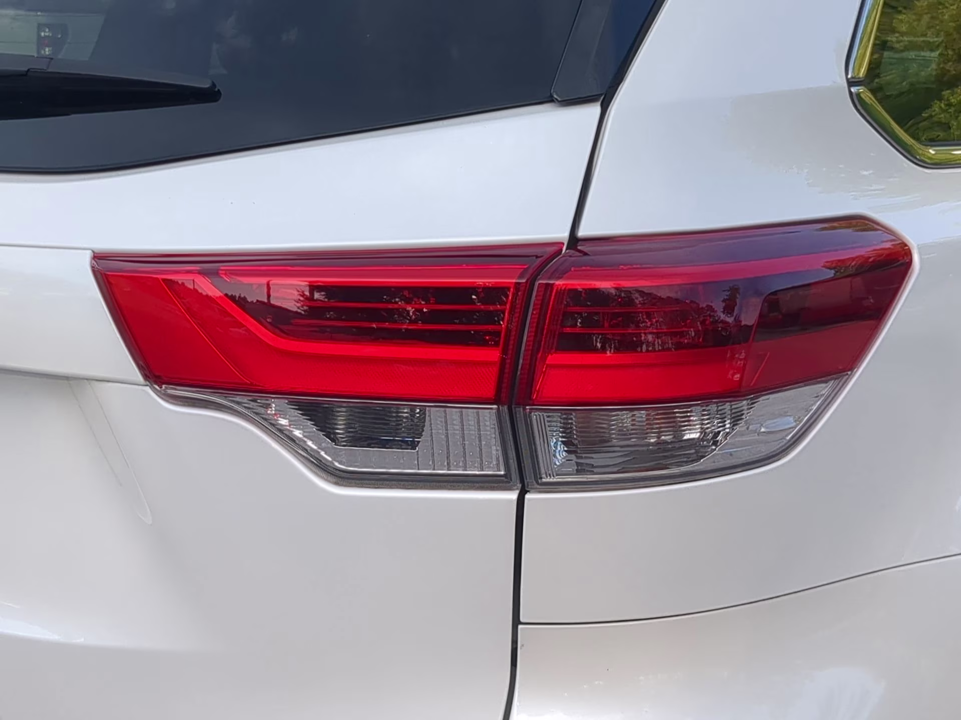 2019 Blizzard Pearl Toyota Highlander LE FWD SUV