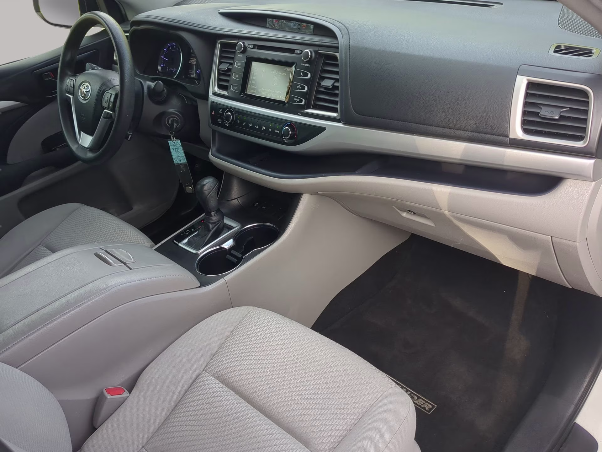 2019 Blizzard Pearl Toyota Highlander LE FWD SUV