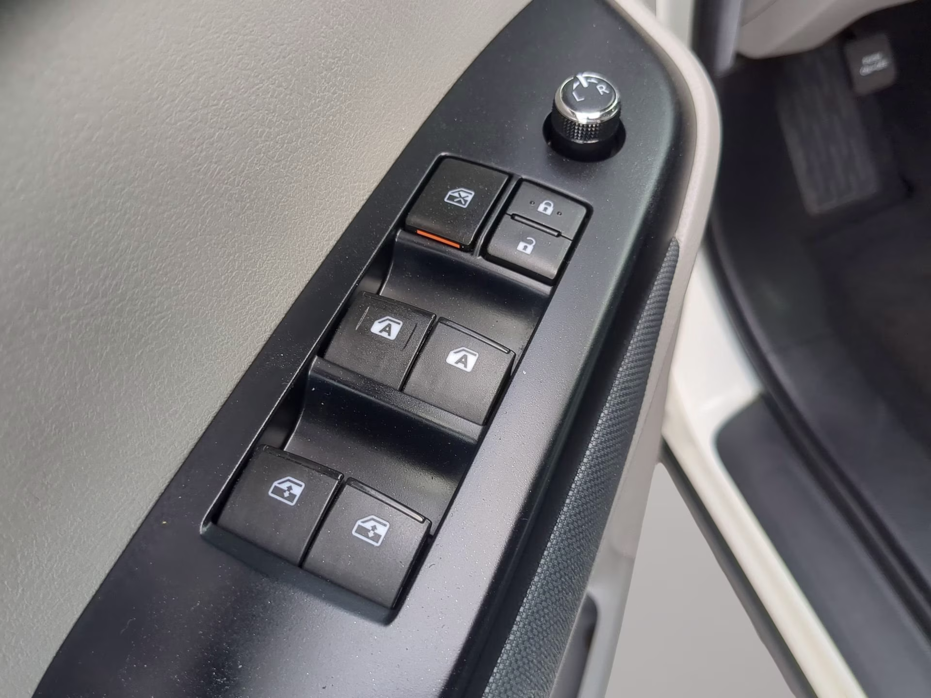 2019 Blizzard Pearl Toyota Highlander LE FWD SUV