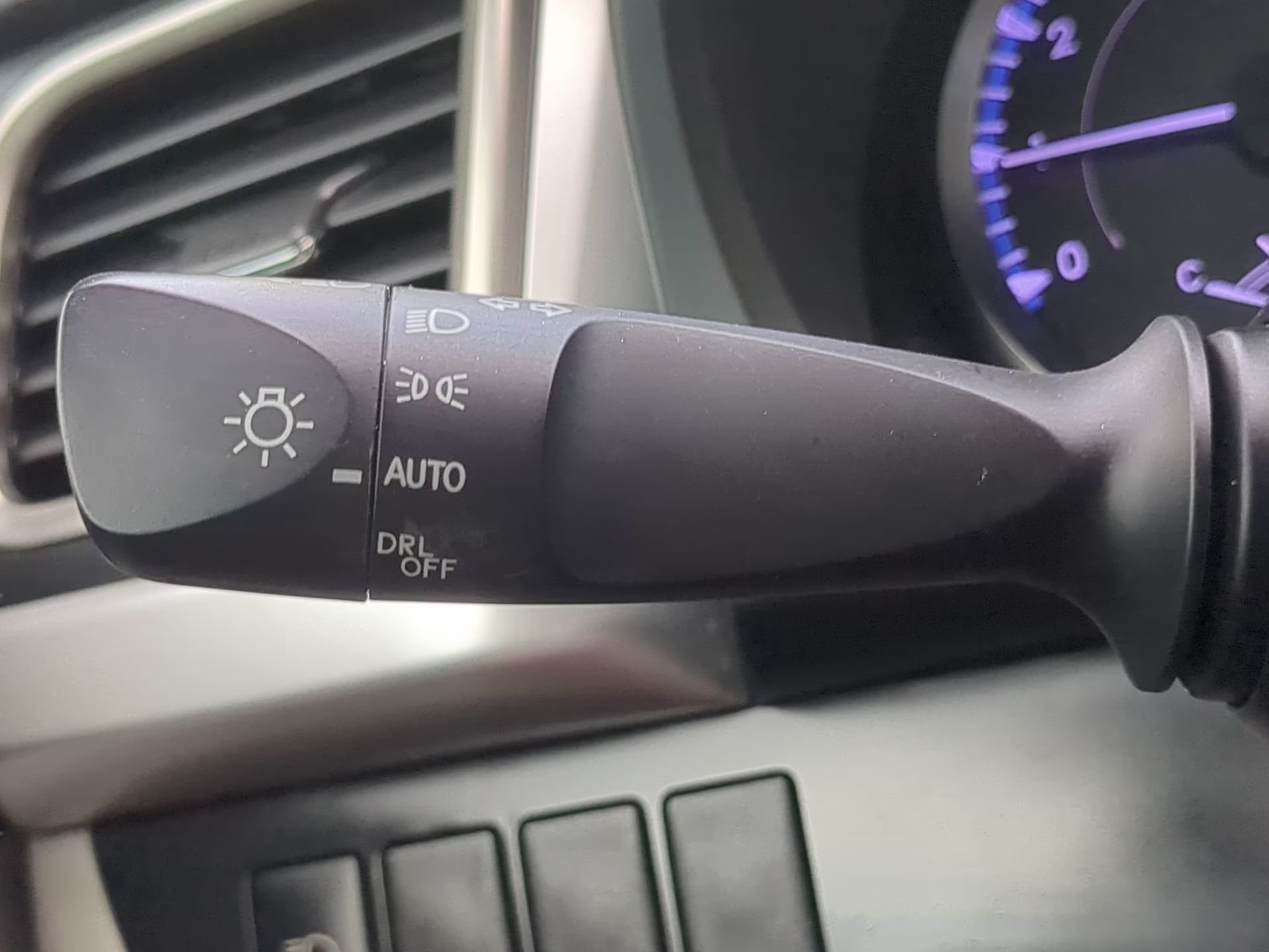 2019 Blizzard Pearl Toyota Highlander LE FWD SUV