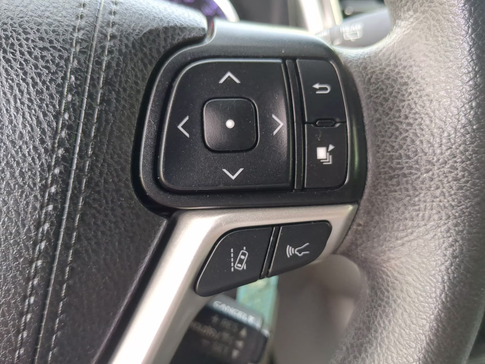 2019 Blizzard Pearl Toyota Highlander LE FWD SUV