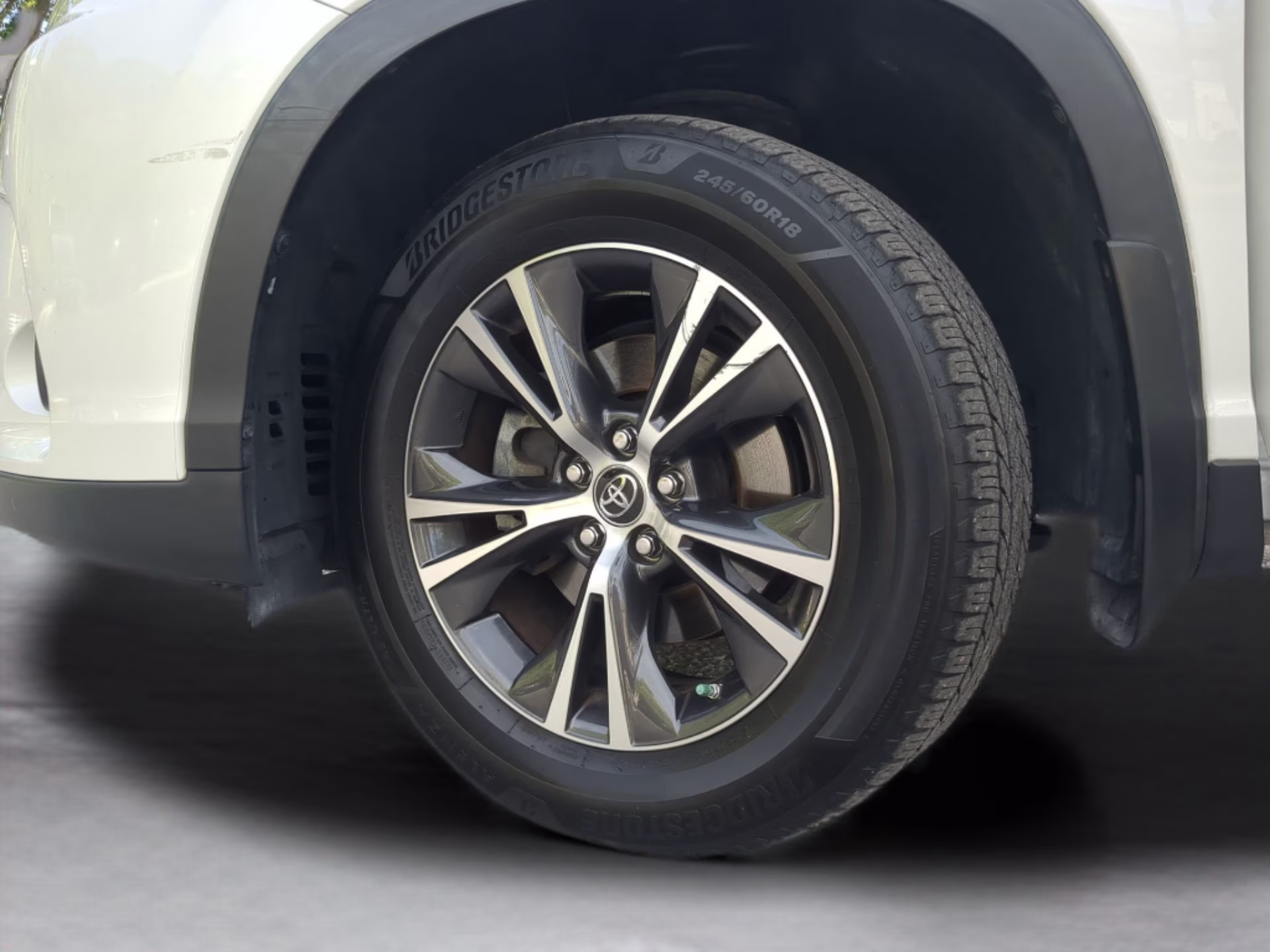 2019 Blizzard Pearl Toyota Highlander LE FWD SUV