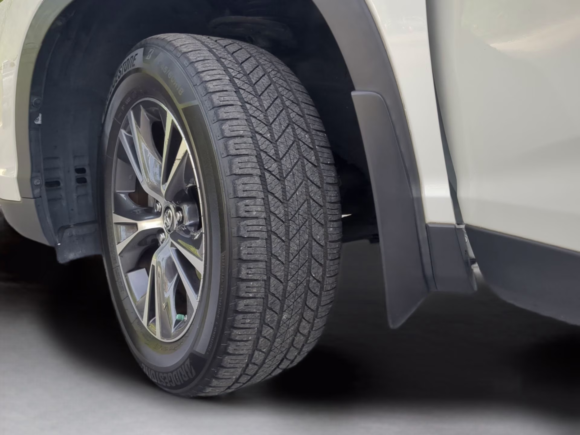 2019 Blizzard Pearl Toyota Highlander LE FWD SUV
