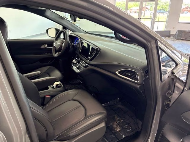 2025 Ceramic Gray Clearcoat Chrysler Pacifica Select AWD Van