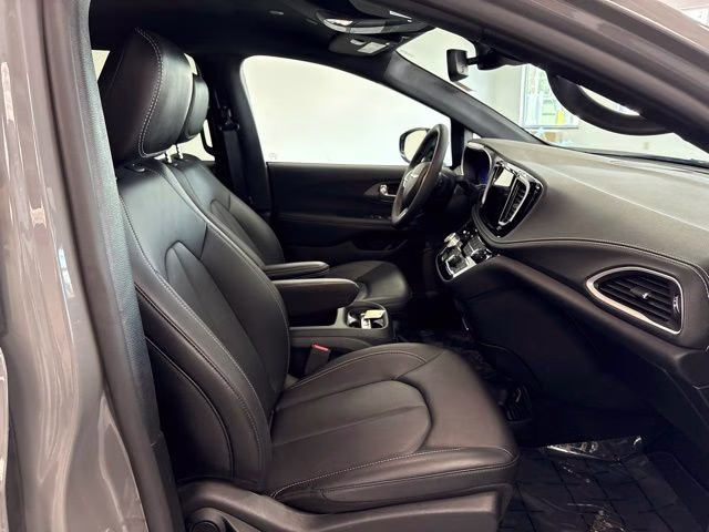 2025 Ceramic Gray Clearcoat Chrysler Pacifica Select AWD Van