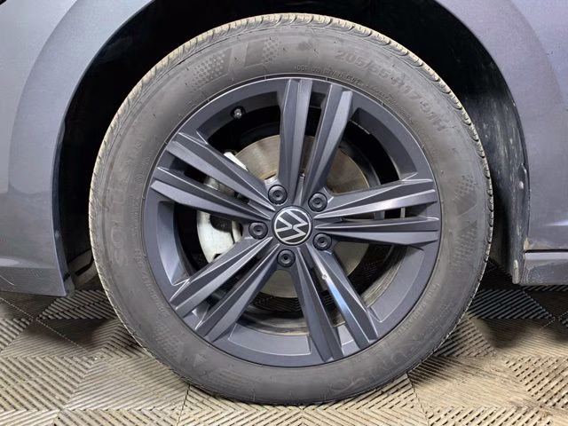 2024 Platinum Gray Metallic Volkswagen Jetta 1.5T SE FWD Sedan