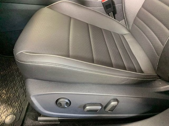 2024 Platinum Gray Metallic Volkswagen Jetta 1.5T SE FWD Sedan