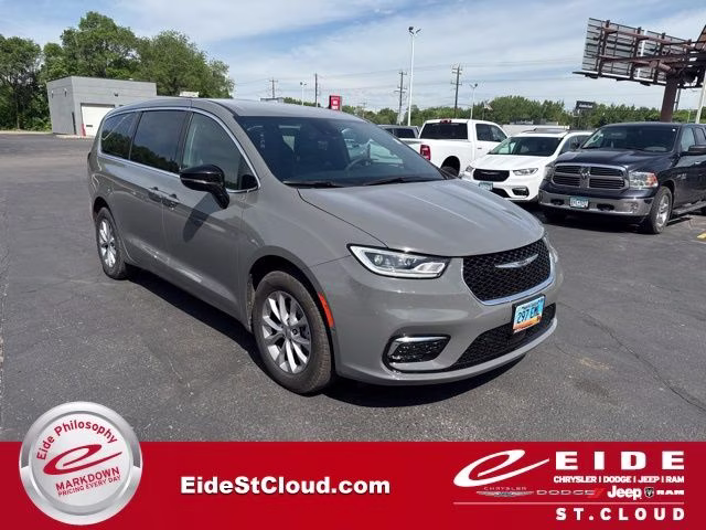 2025 Chrysler Pacifica Select AWD's photo