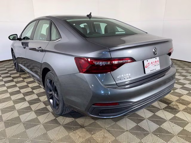 2024 Platinum Gray Metallic Volkswagen Jetta 1.5T SE FWD Sedan