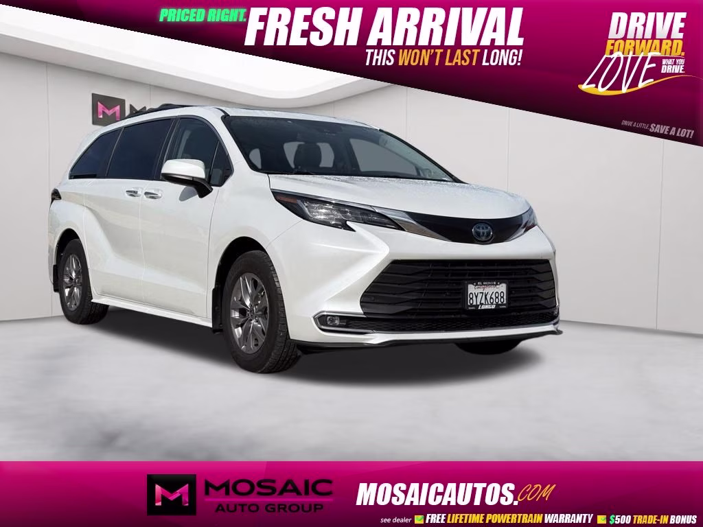 2022 White Toyota Sienna XLE 8 Passenger FWD Van