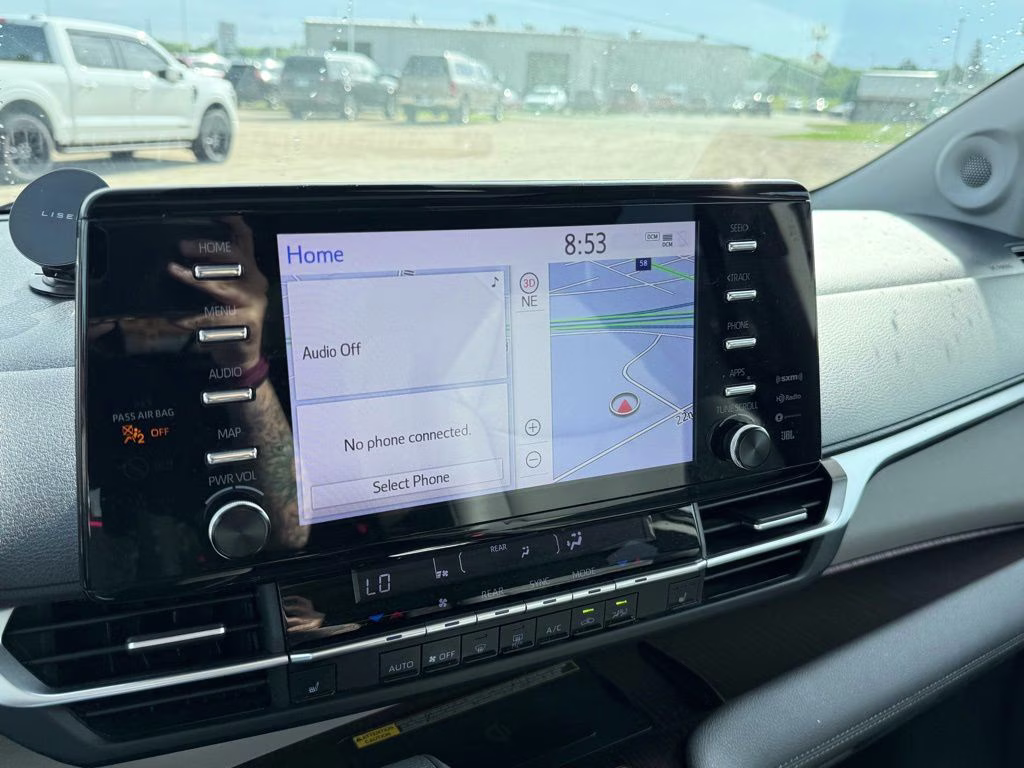 2022 White Toyota Sienna XLE 8 Passenger FWD Van
