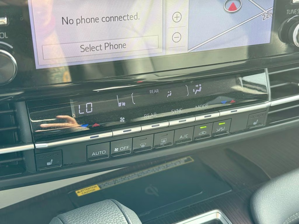 2022 White Toyota Sienna XLE 8 Passenger FWD Van