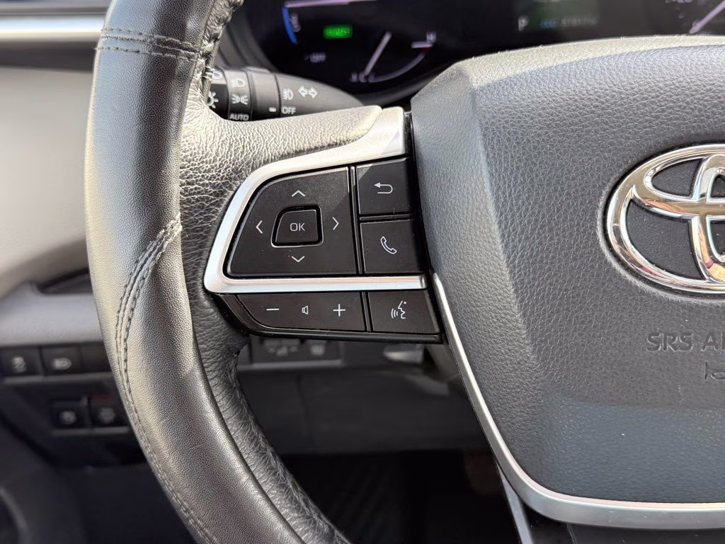 2022 White Toyota Sienna XLE 8 Passenger FWD Van