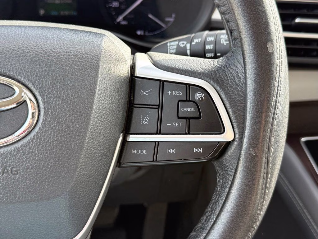 2022 White Toyota Sienna XLE 8 Passenger FWD Van