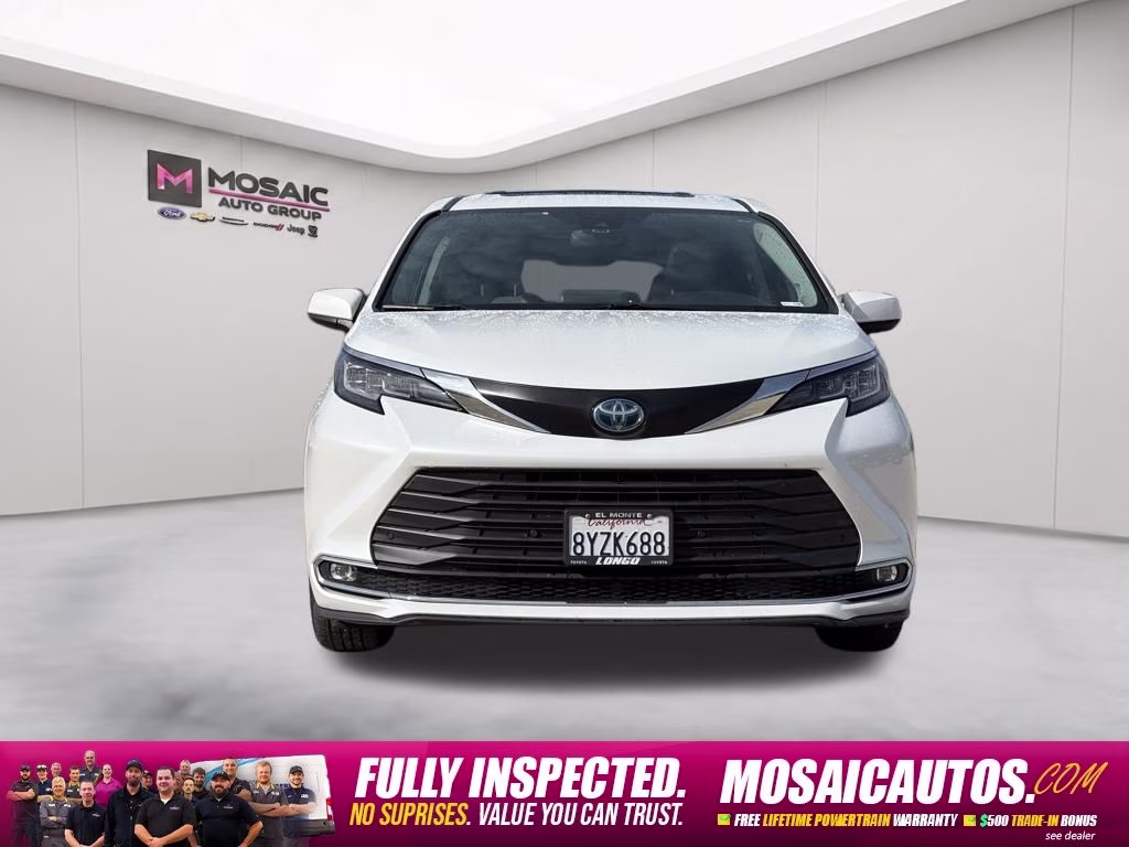 2022 White Toyota Sienna XLE 8 Passenger FWD Van