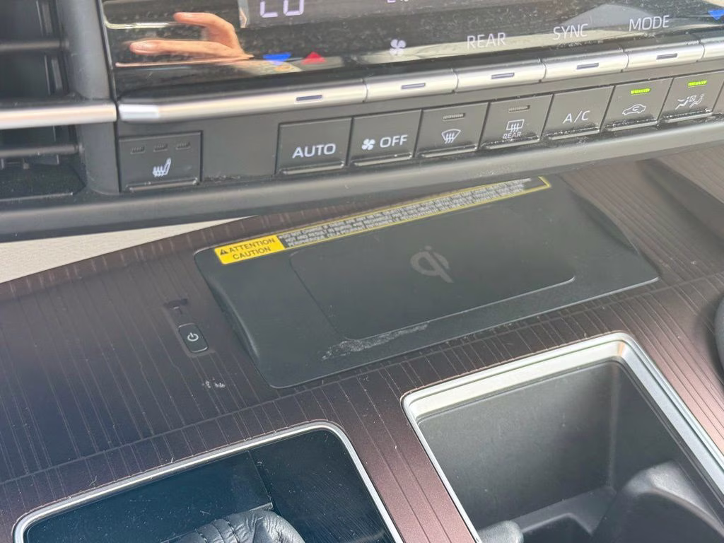 2022 White Toyota Sienna XLE 8 Passenger FWD Van