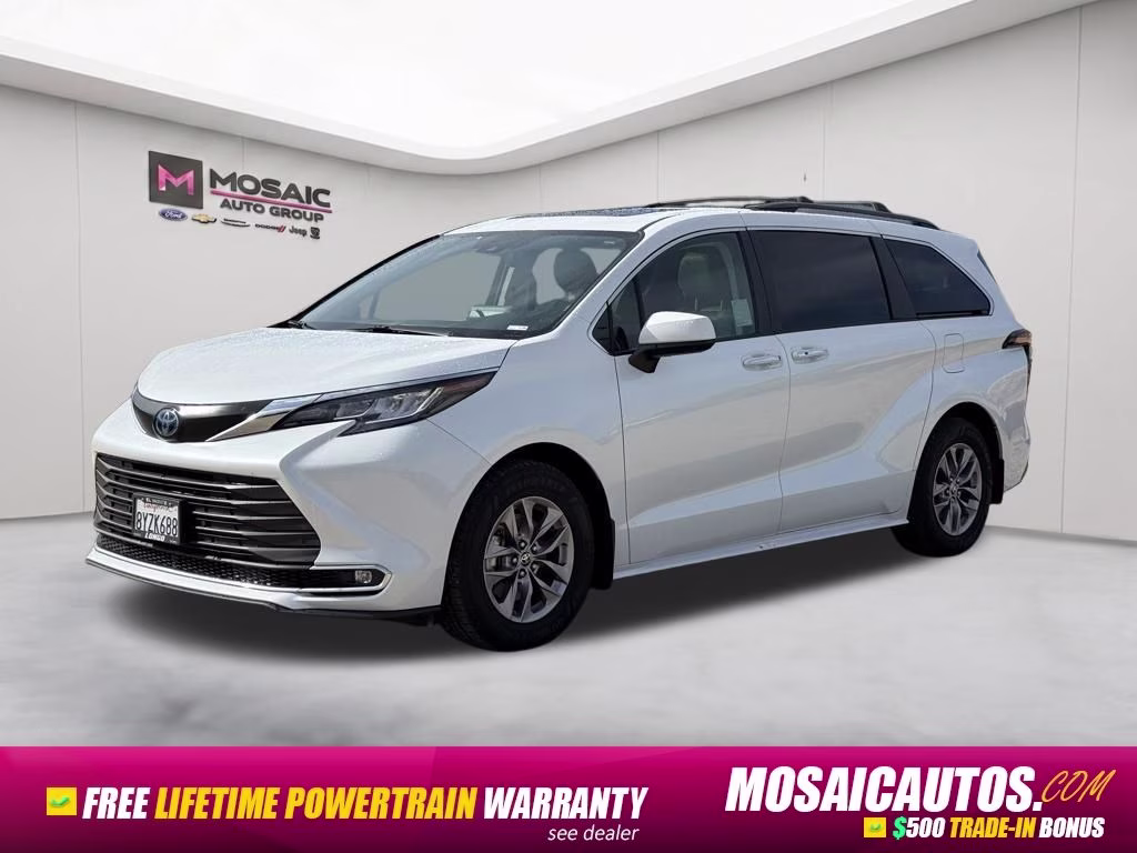 2022 White Toyota Sienna XLE 8 Passenger FWD Van