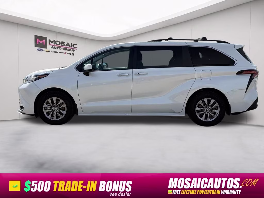 2022 White Toyota Sienna XLE 8 Passenger FWD Van