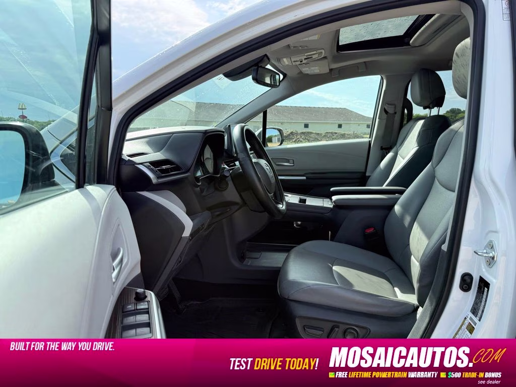 2022 White Toyota Sienna XLE 8 Passenger FWD Van