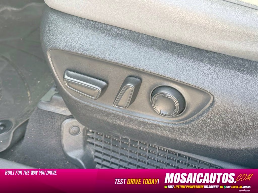 2022 White Toyota Sienna XLE 8 Passenger FWD Van