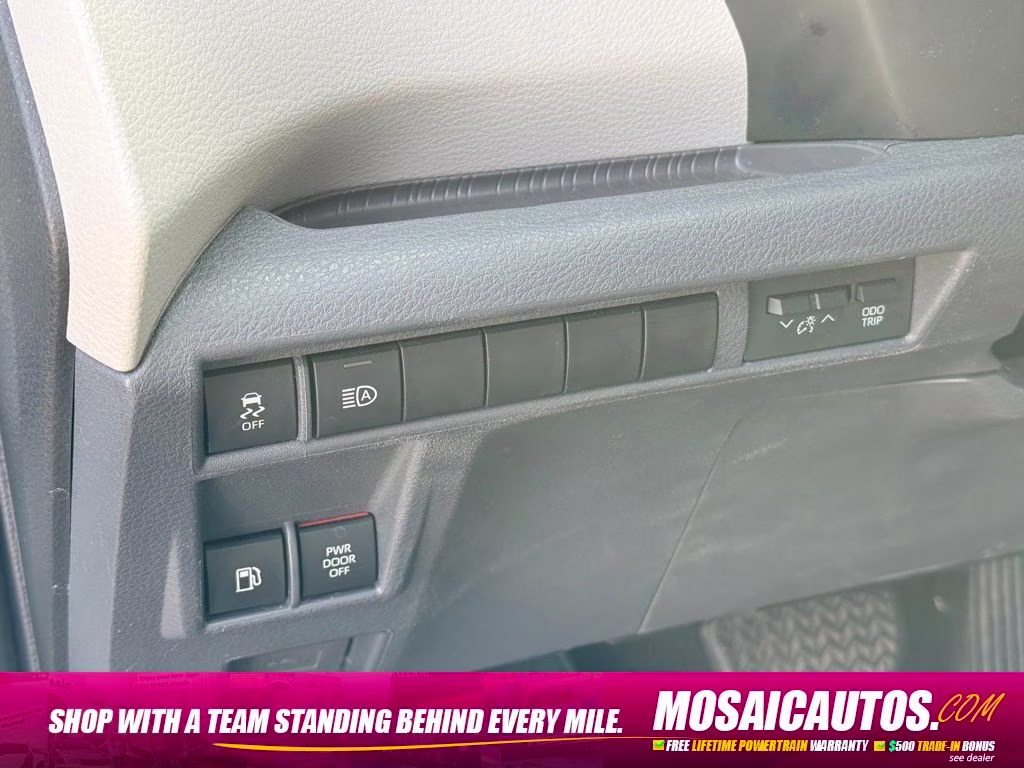 2022 White Toyota Sienna XLE 8 Passenger FWD Van