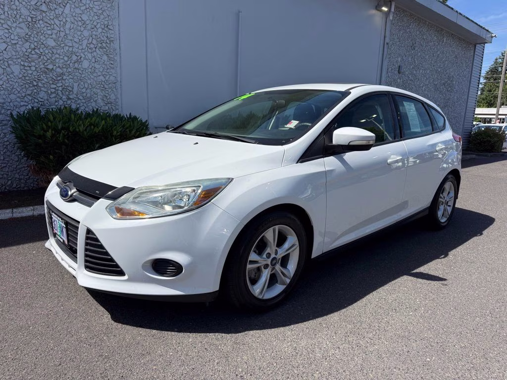 2014 Oxford White Ford Focus SE FWD Hatchback
