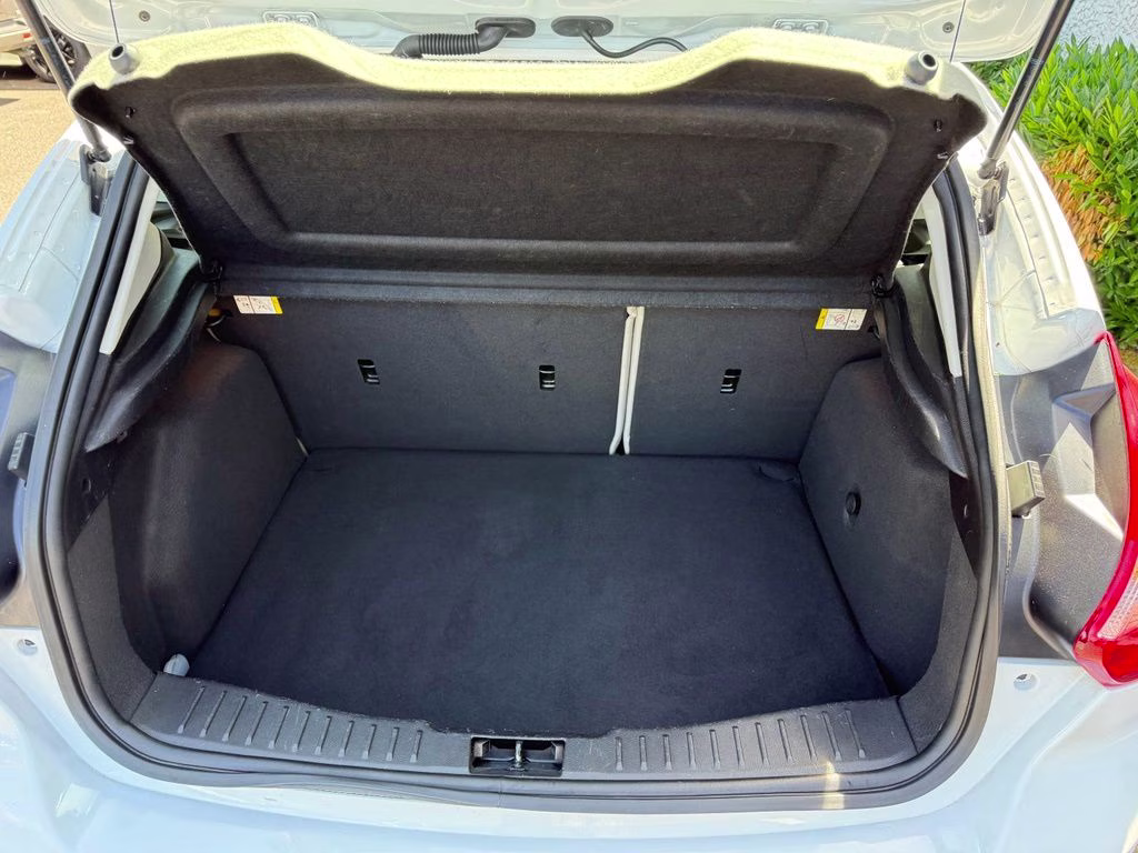 2014 Oxford White Ford Focus SE FWD Hatchback