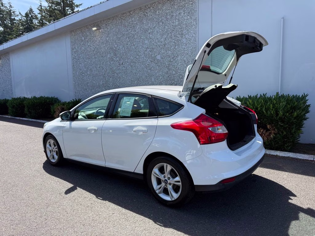 2014 Oxford White Ford Focus SE FWD Hatchback