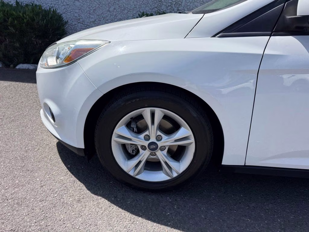 2014 Oxford White Ford Focus SE FWD Hatchback