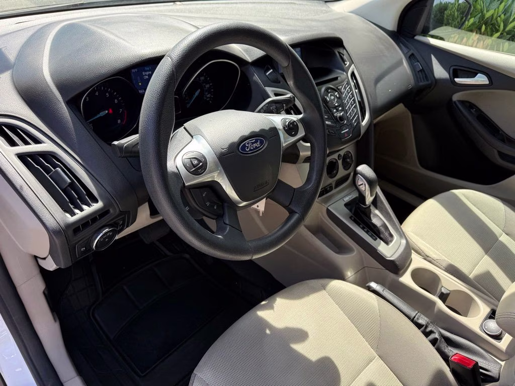2014 Oxford White Ford Focus SE FWD Hatchback