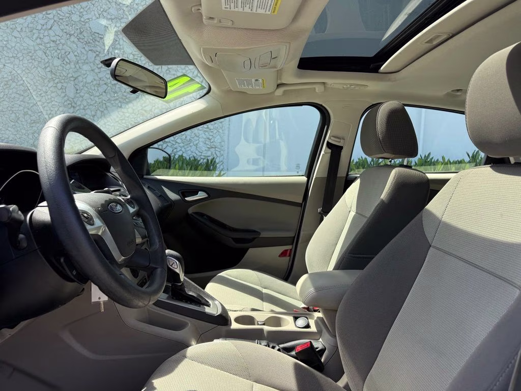 2014 Oxford White Ford Focus SE FWD Hatchback