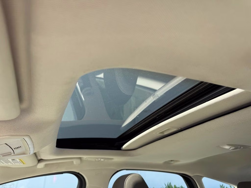 2014 Oxford White Ford Focus SE FWD Hatchback