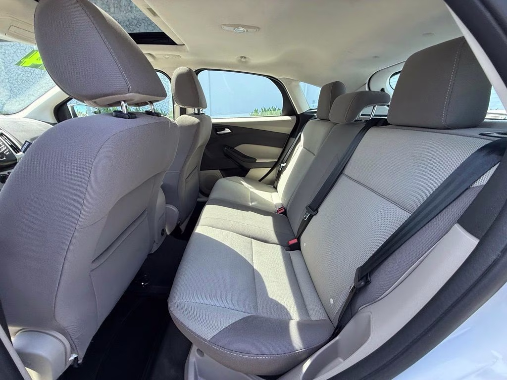 2014 Oxford White Ford Focus SE FWD Hatchback