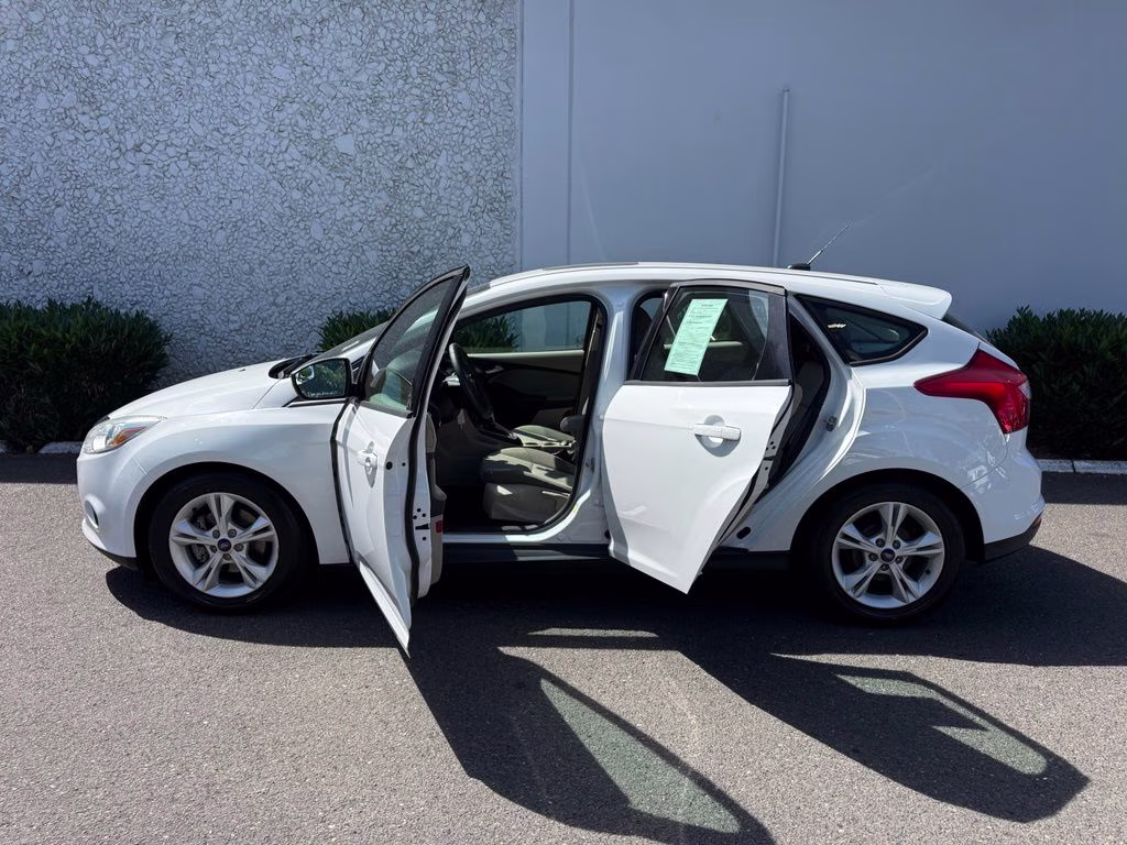 2014 Oxford White Ford Focus SE FWD Hatchback