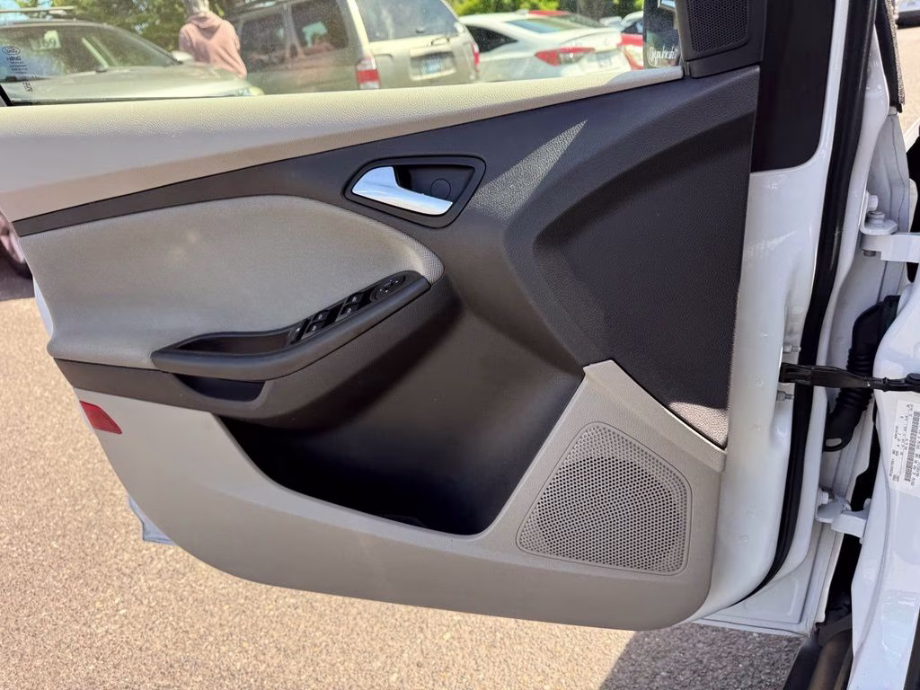2014 Oxford White Ford Focus SE FWD Hatchback