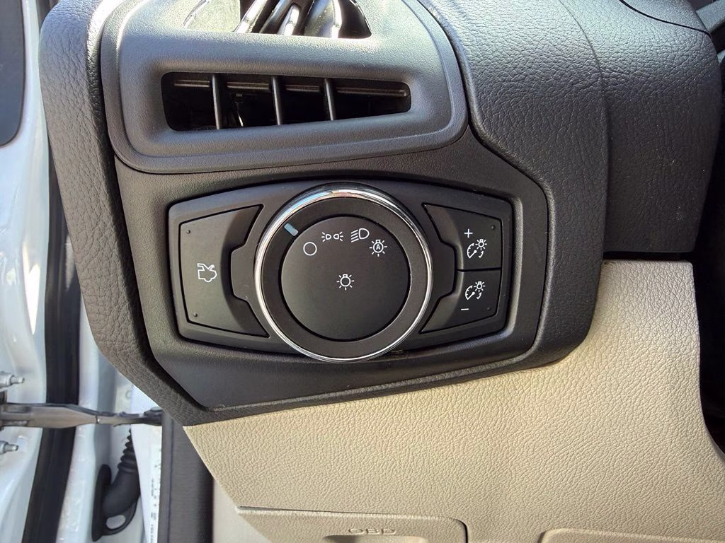 2014 Oxford White Ford Focus SE FWD Hatchback