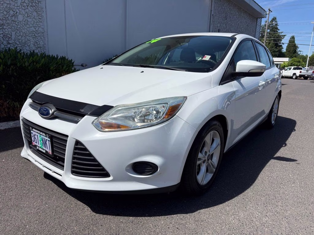 2014 Oxford White Ford Focus SE FWD Hatchback