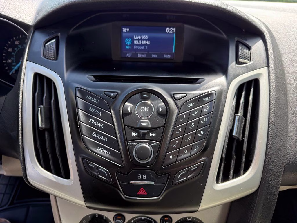 2014 Oxford White Ford Focus SE FWD Hatchback