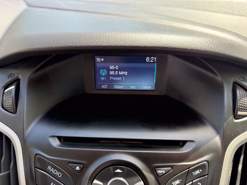 2014 Oxford White Ford Focus SE FWD Hatchback