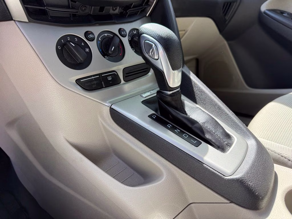 2014 Oxford White Ford Focus SE FWD Hatchback