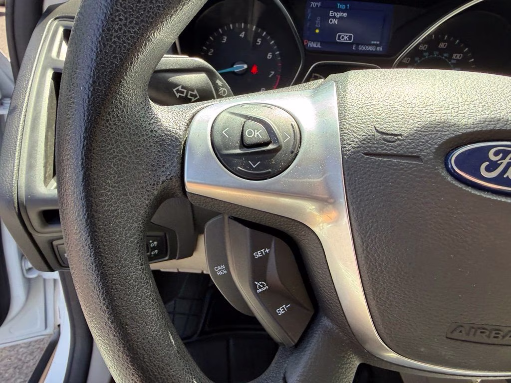2014 Oxford White Ford Focus SE FWD Hatchback